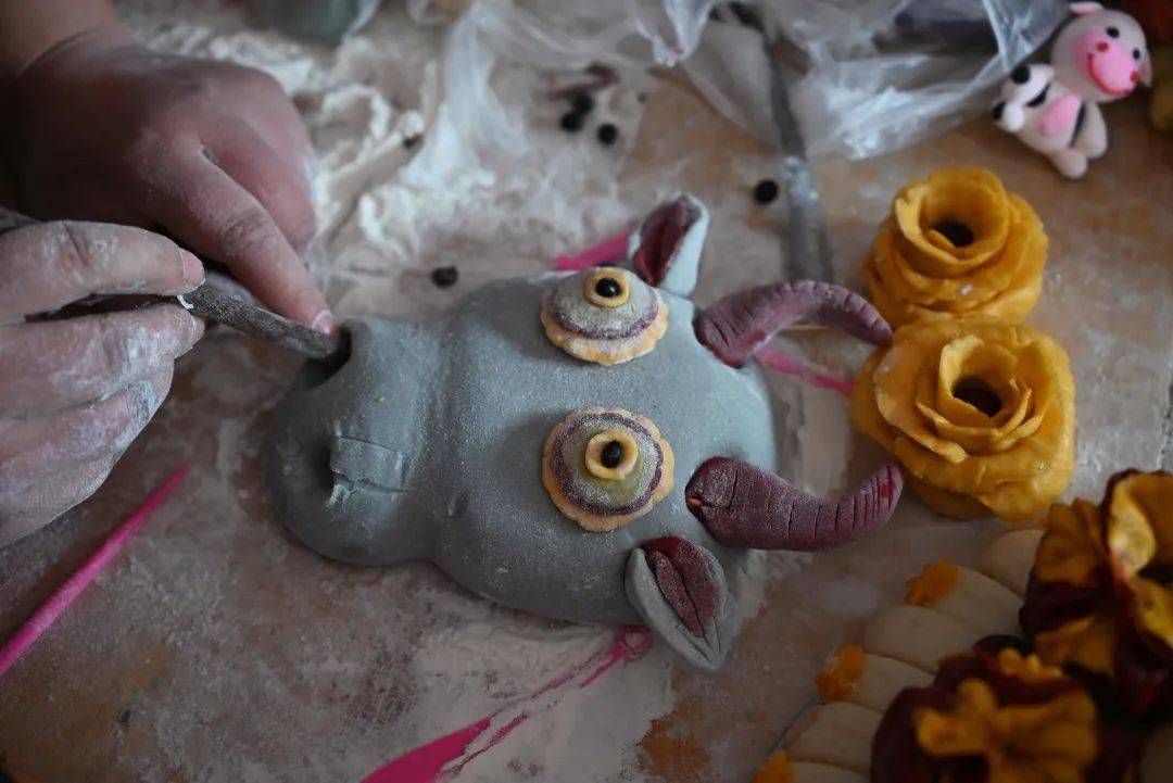她说,制作这个牛头花馍,寓意"牛年"牛气冲天,扭转乾坤.