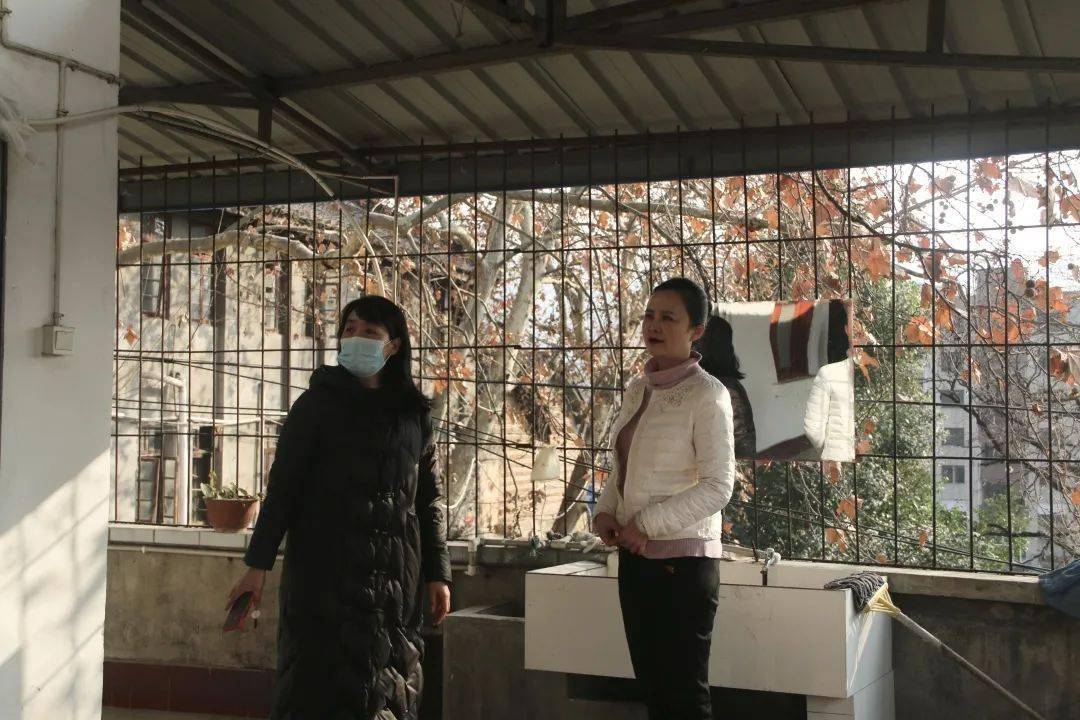 广元市红十字会党组书记,常务副会长李晔督导社区健康促进项目推进