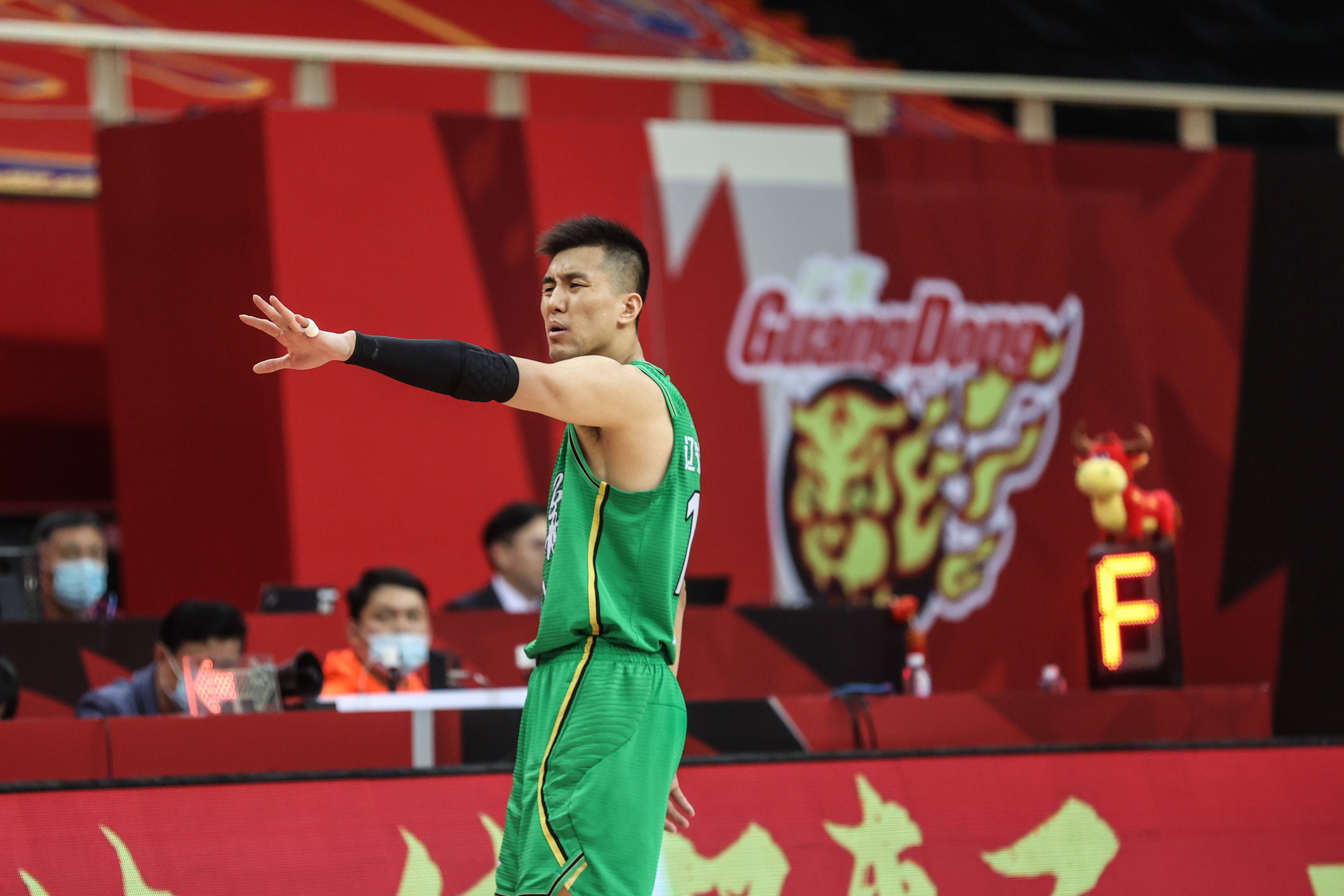 2月3日,辽宁本钢队球员郭艾伦在比赛中.
