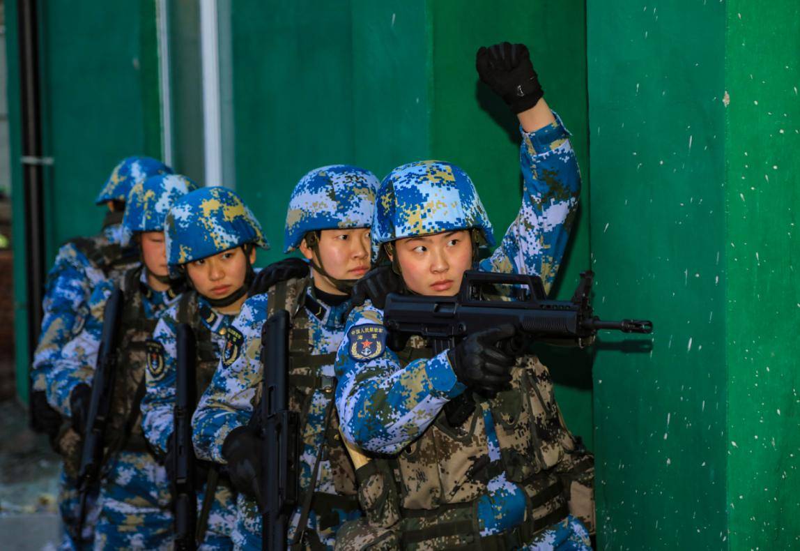 海军陆战队女兵训练图片