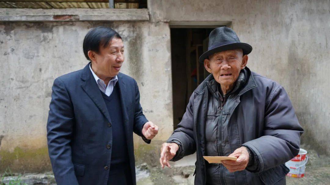 陈礼高一行先后慰问了贫困高龄老人梁桂玲,陈大元,曹细珍等人.