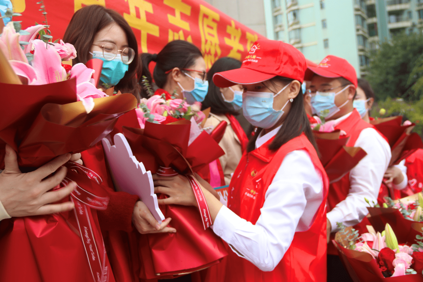 抗疫情送温暖南宁青年志愿者慰问抗疫一线医护人员