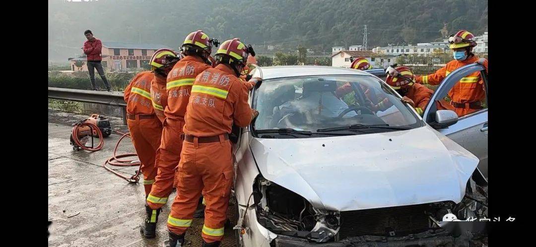 两车相撞1人被困 华宁消防紧急救援_手机搜狐网