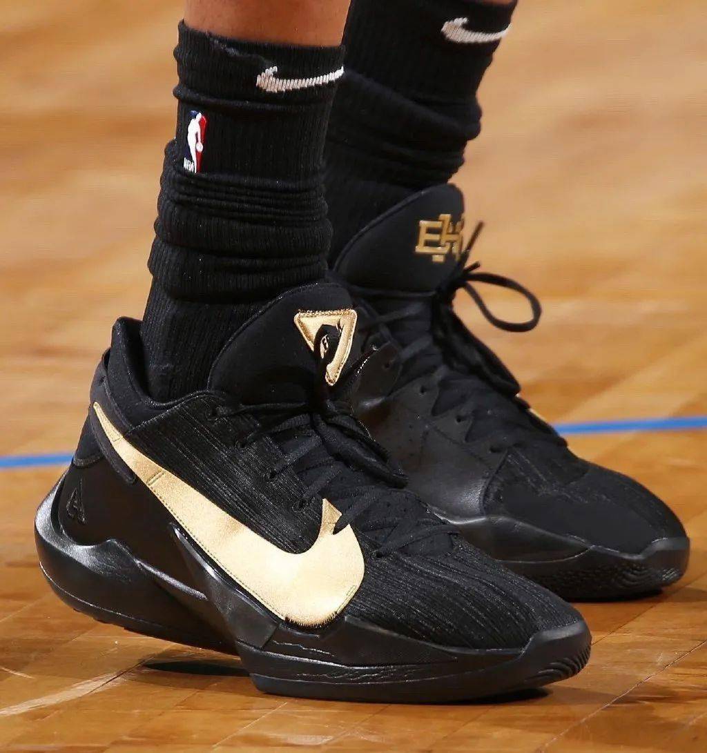 球星上脚图字母哥2代黑人月配色加洛韦上脚保罗战靴