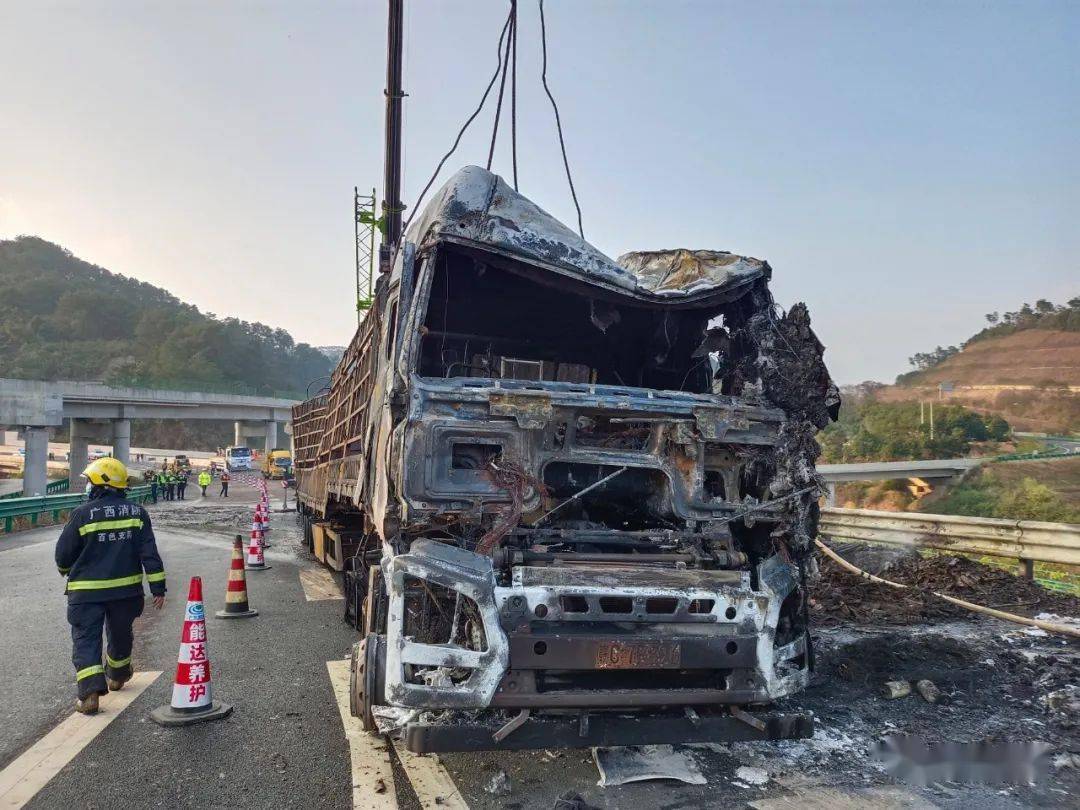 百色永樂高速滿載鞭炮的卡車側翻爆炸起火,濃煙滾滾煙花滿天飛舞!