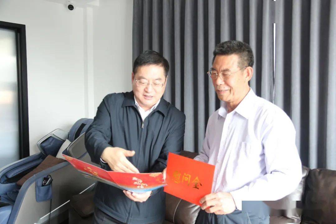 黄荣明家,李延强与他促膝谈心,拉家常,问寒暖,话发展,对他为防城港