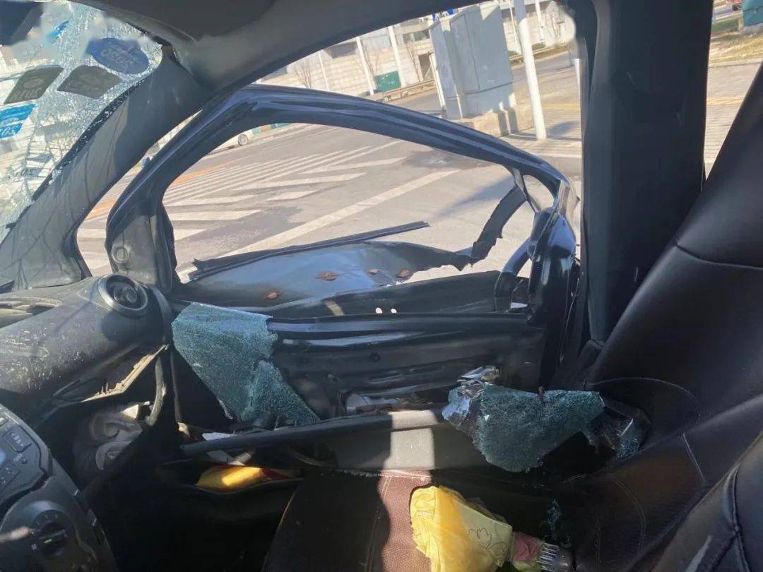 副驾驶被撞变形大港某路口一小车与大卡车相撞车后门都撞瘪了