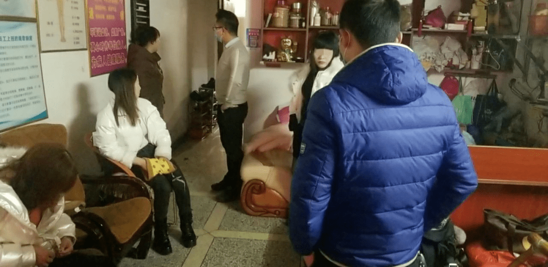 端！赣州一理疗店竟然“打飞机”，多名男女被带走...