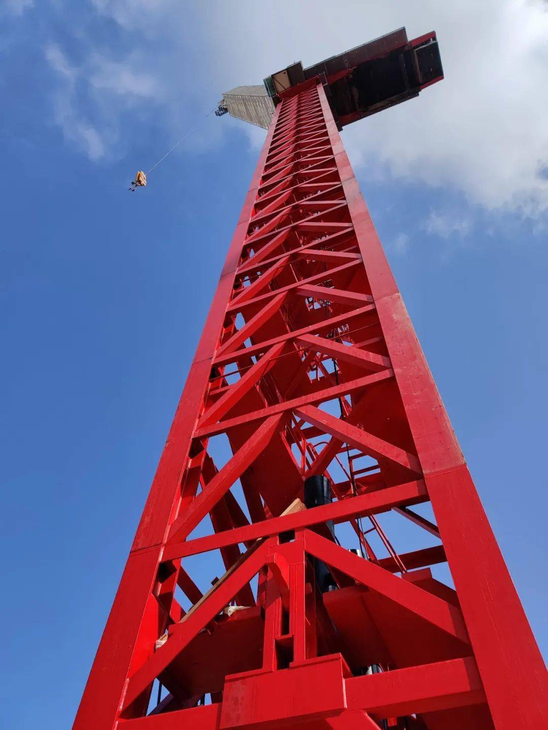 筒内,承担着巨量的运输任务,一年时间内,完成了约3台常规塔吊的工作量