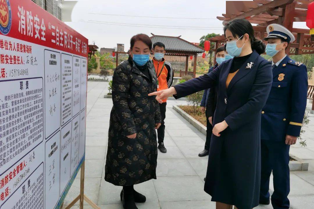 在柳城县久元养老公寓,李建华查看了消防设施,生活住宿,人员到岗到位