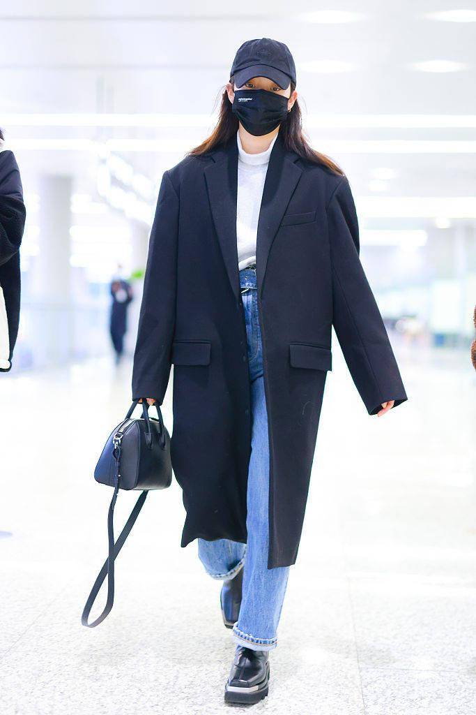 又是什么神仙搭配 正经大衣 棒球帽女主绝绝子