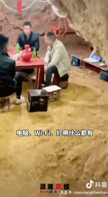 为不扰民小伙百年窑洞内开KTV，电脑Wi-Fi俱全