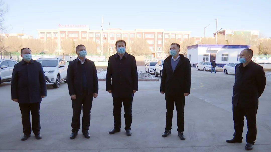 和布克赛尔县县委书记毕升一同慰问.通讯员:杨卫民