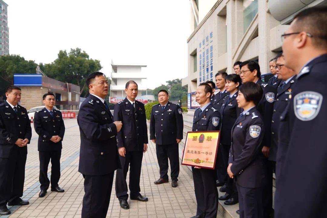 2月4日,自治区公安厅党委委员,特勤局局长王书陆到我局开展春节前走访