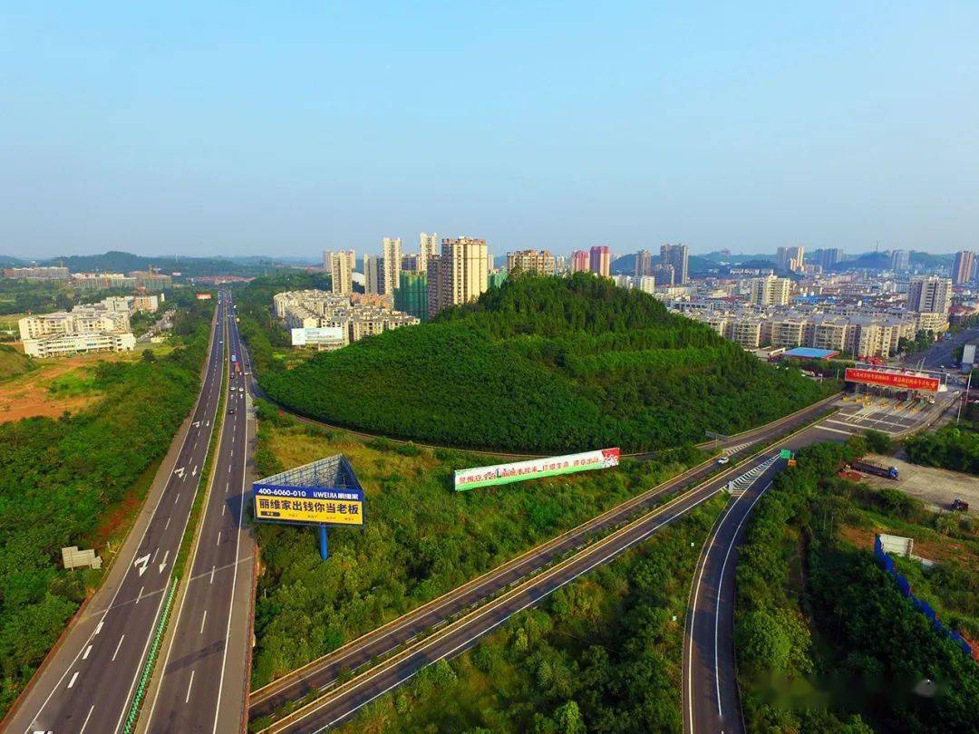 境内郪江横贯,水运畅通,沪蓉高速,遂渝高速,遂绵高速,遂内高速,遂资