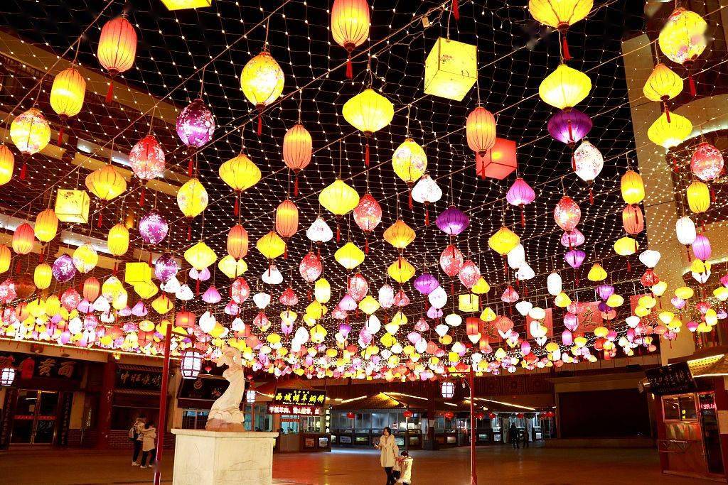 甘肃敦煌市民夜市赏灯迎新春