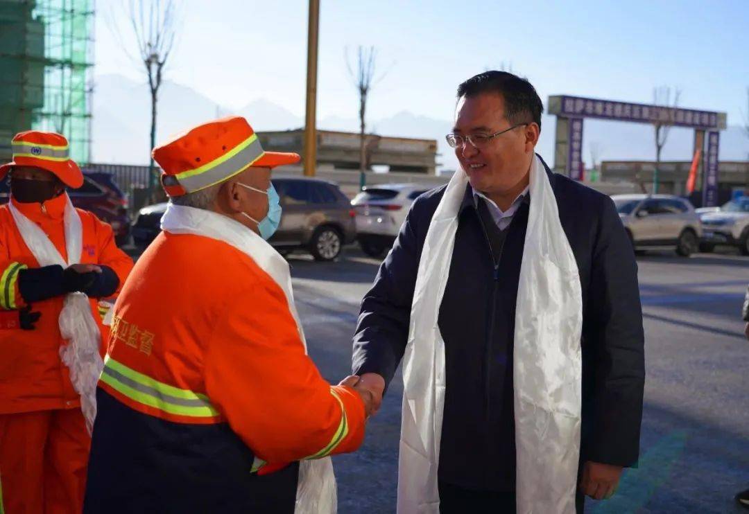 在环卫工人和城管人员工作一线,石运本同志详细了解了