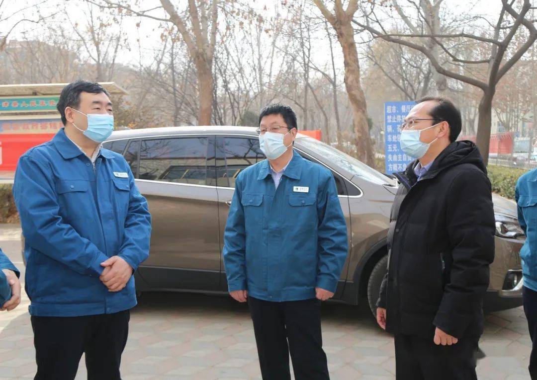 李东一行重点对我院新增发电机实地查看,并与时洪亮进行现场交流,征求