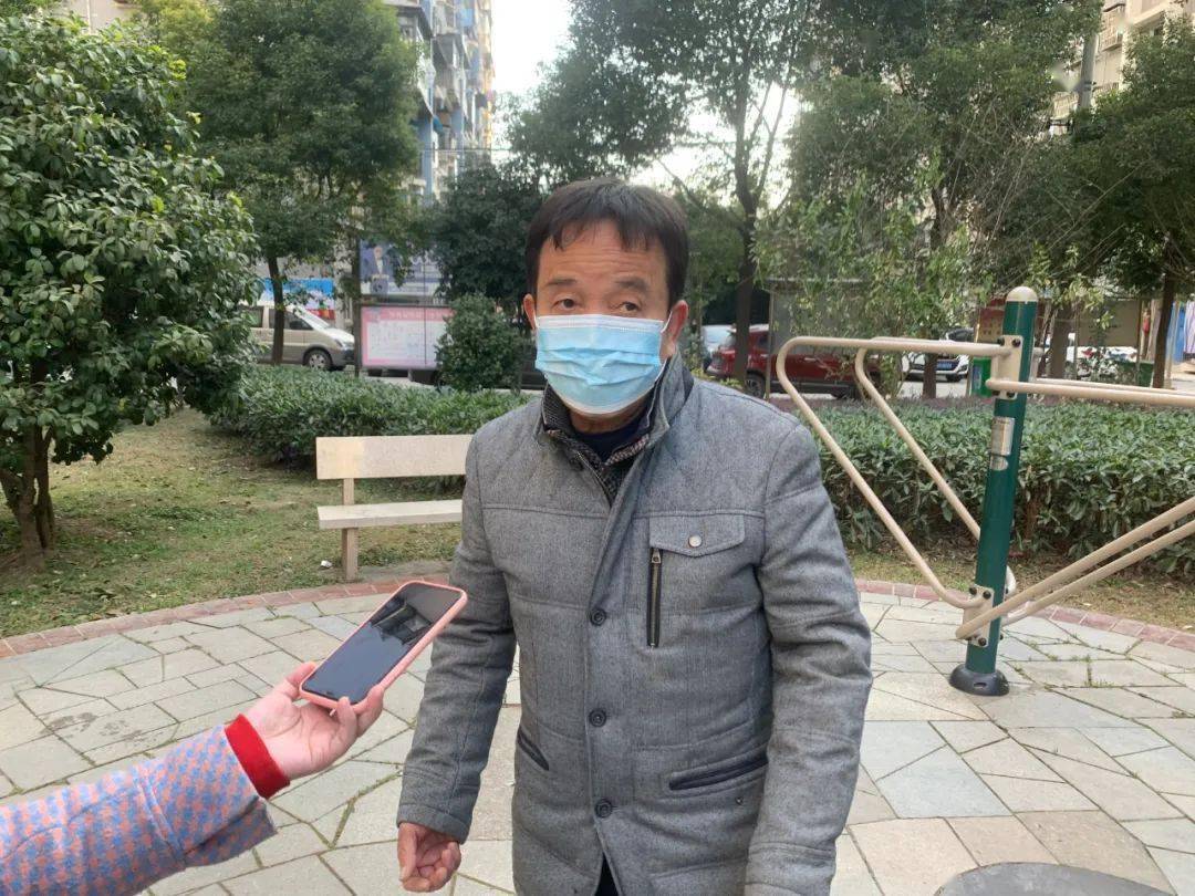 武汉一小区物业上门送挂历还要求业主签名,竟是为了涨物业费?