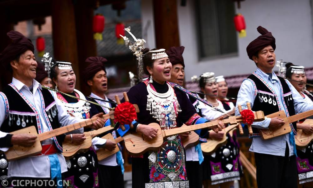 在广西桂林市龙胜各族自治县平等镇广南村,侗族同胞在打糍粑.
