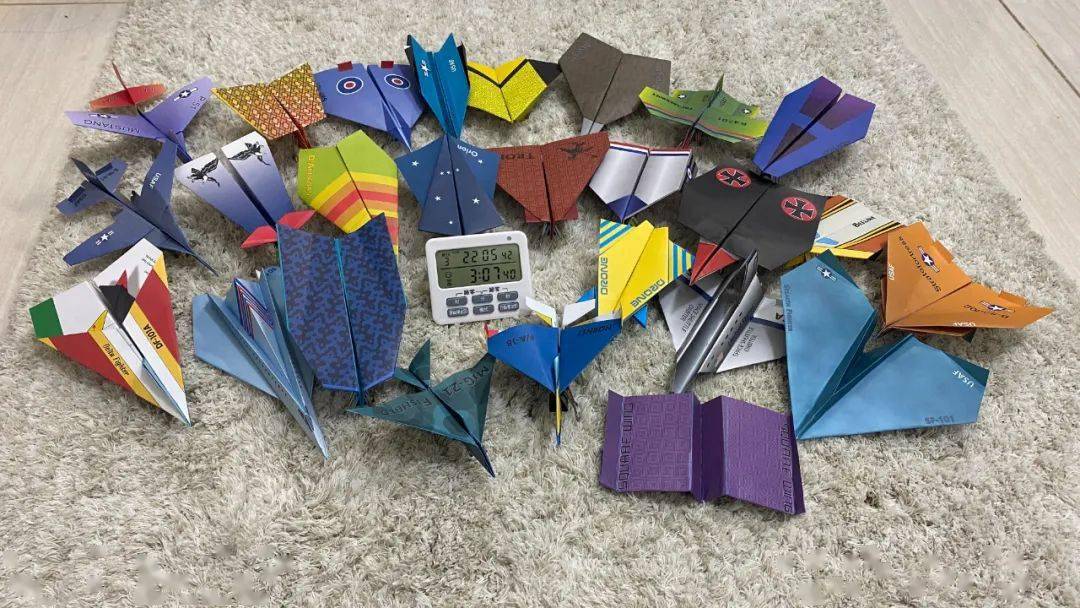 小花边儿童年的纸飞机现在真的飞回我手里