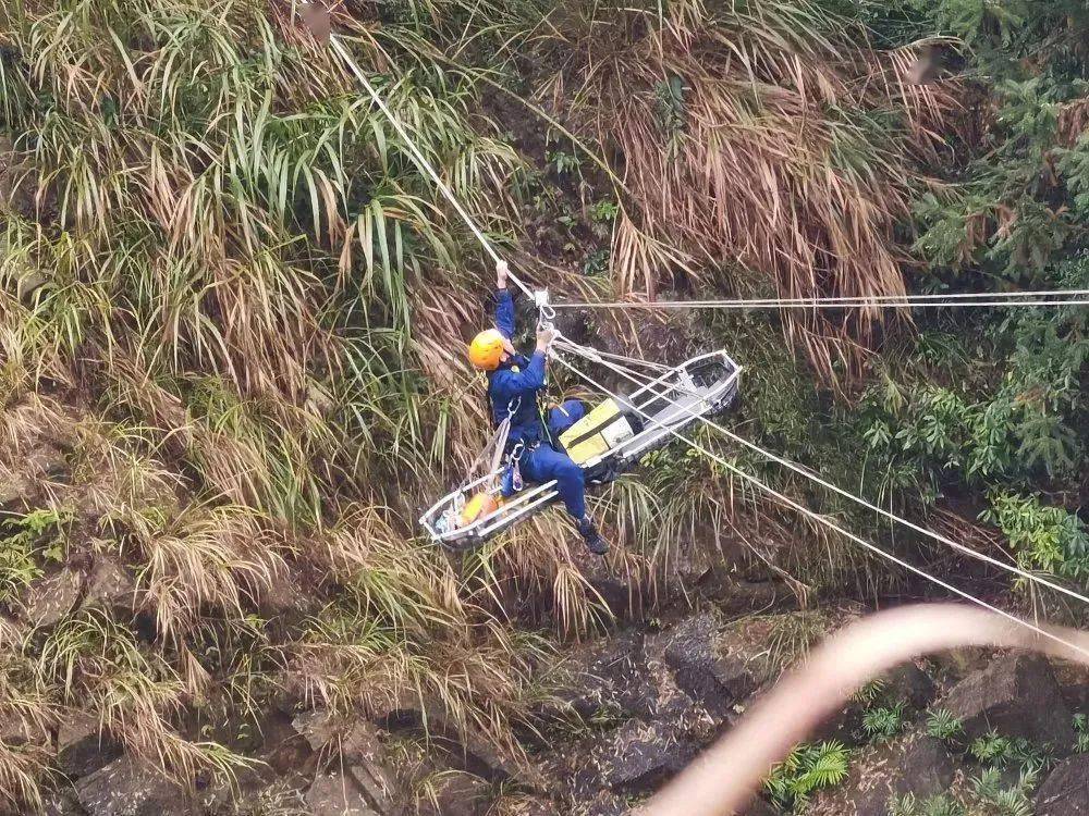 高空飛索消防員如何翻山越嶺