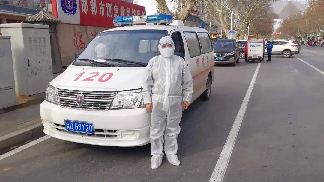 临漳县3名医护人员开救护车驰援石家庄藁城