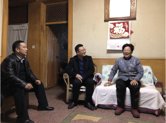 西乡县副县长赵亿谋春节前看望慰问供销社系统困难职工