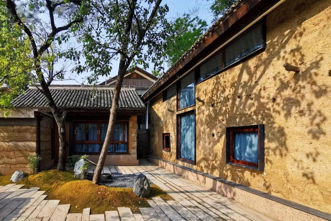 田园里的夯土民宿创意分享_建构