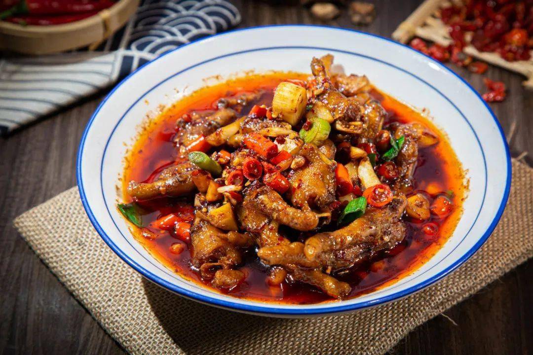 凭借爆辣猪仔肉就出圈的蓝边碗烧菜馆排队一小时也要吃