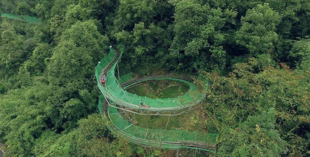 一辆滑道索道在山间穿梭在这高空之上南温泉索滑道嗨遍南温泉特色part