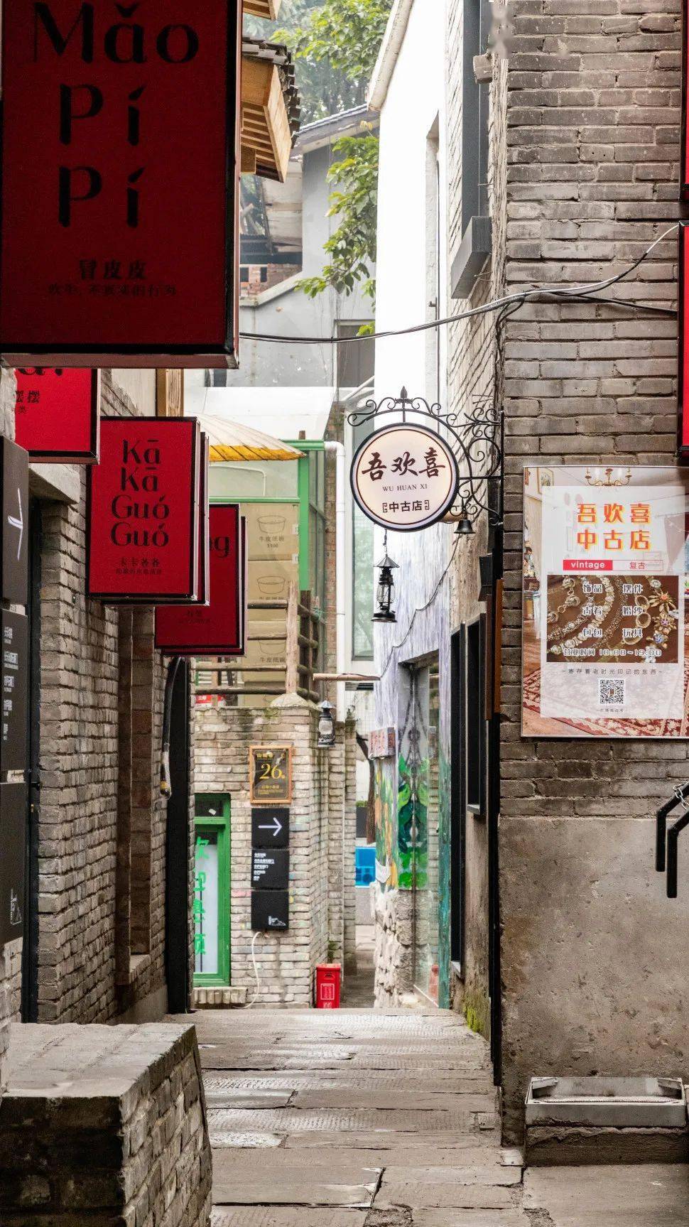 从山城步道大门踏入,坡坡坎坎,林立的小店穿梭其中,初次到山城巷的人