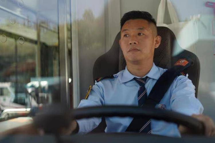 【原创】深圳旅游观光巴士延长服务时间 ，这名“红胖子”司机12年春节坚守岗位