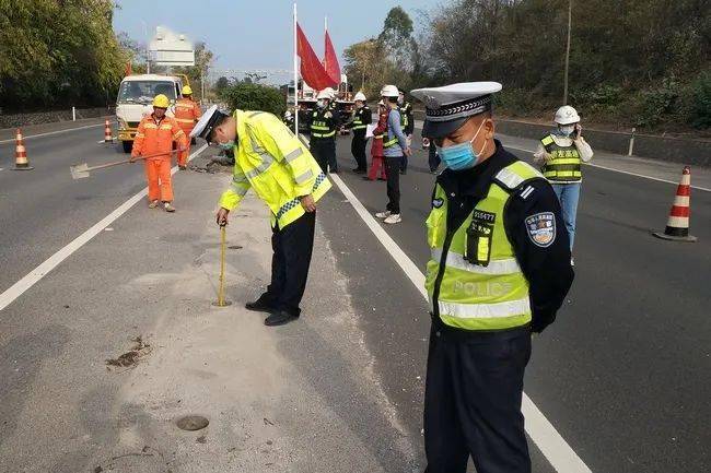 春运护航崇左交警联合多部门开展道路交通事故应急救援演练平安春运