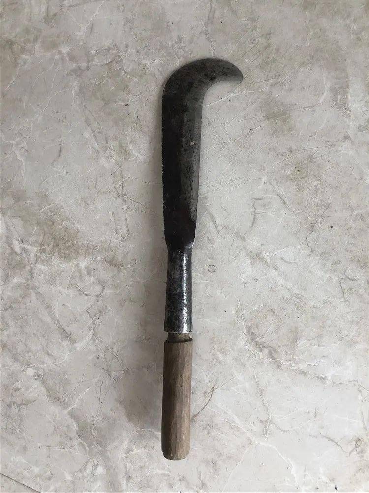 滋事醉汉所持的砍刀"当时他就拿着砍刀在一边挥舞着砍向另一名男子,我