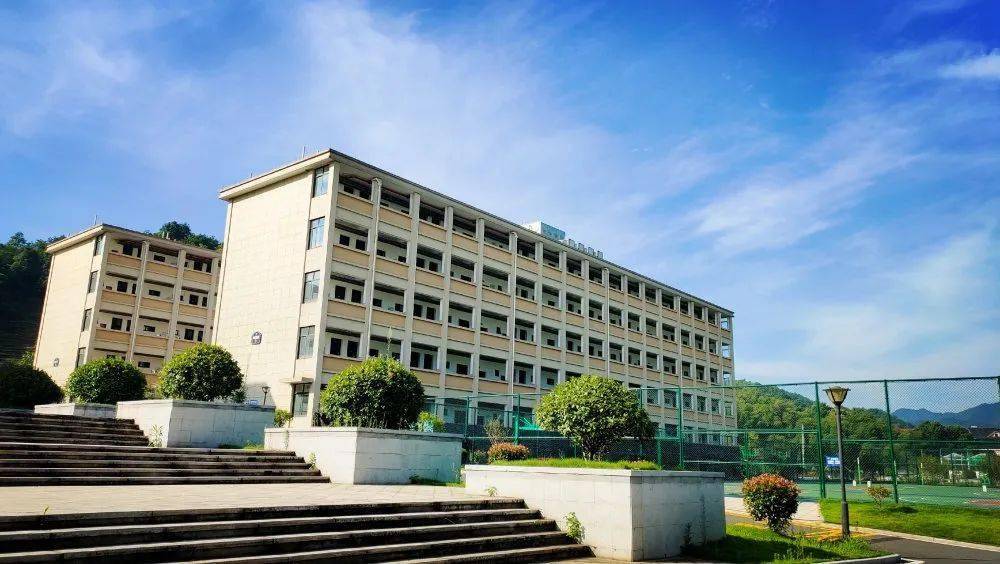富阳区职业高级中学郁达夫中学(文豪校区)于2017年9月投入使用,开启了
