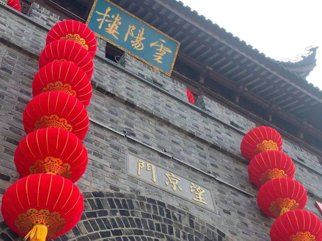 震憾丹阳巨幅春联挂楼墙古风年味快来打卡
