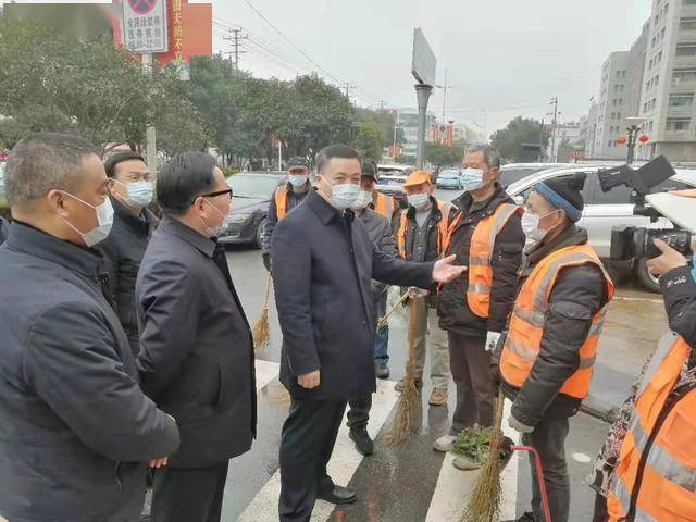 在城管执法局综合执法大队院内,田水欣,方超,胡征国,周孟浩一行代表