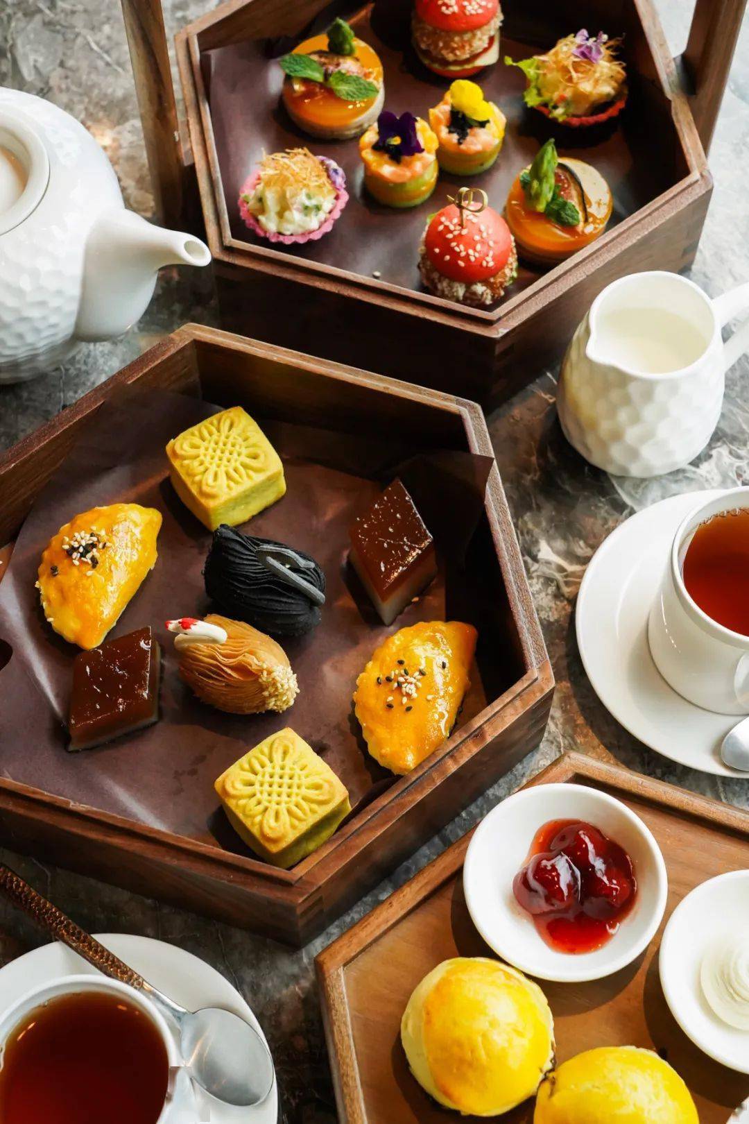 大厨匠心巧运,打破传统三层架下午茶的刻板形式,把手工中式糕点和精致