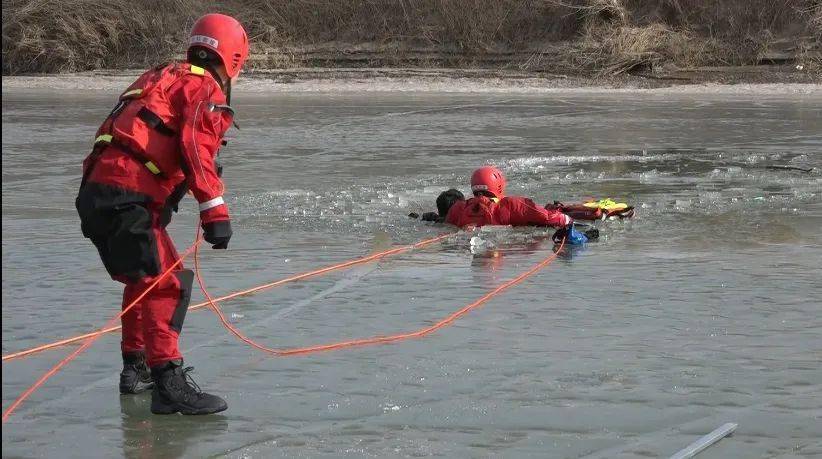 天气回暖切勿随意在冰面行走!