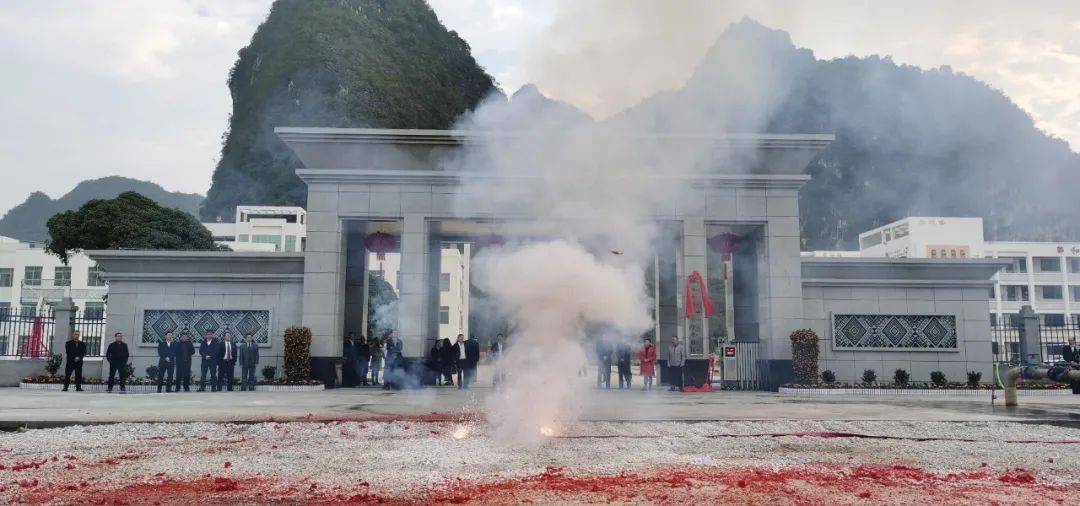 靖西二中北校区新校门落成揭牌新大门惊艳亮相