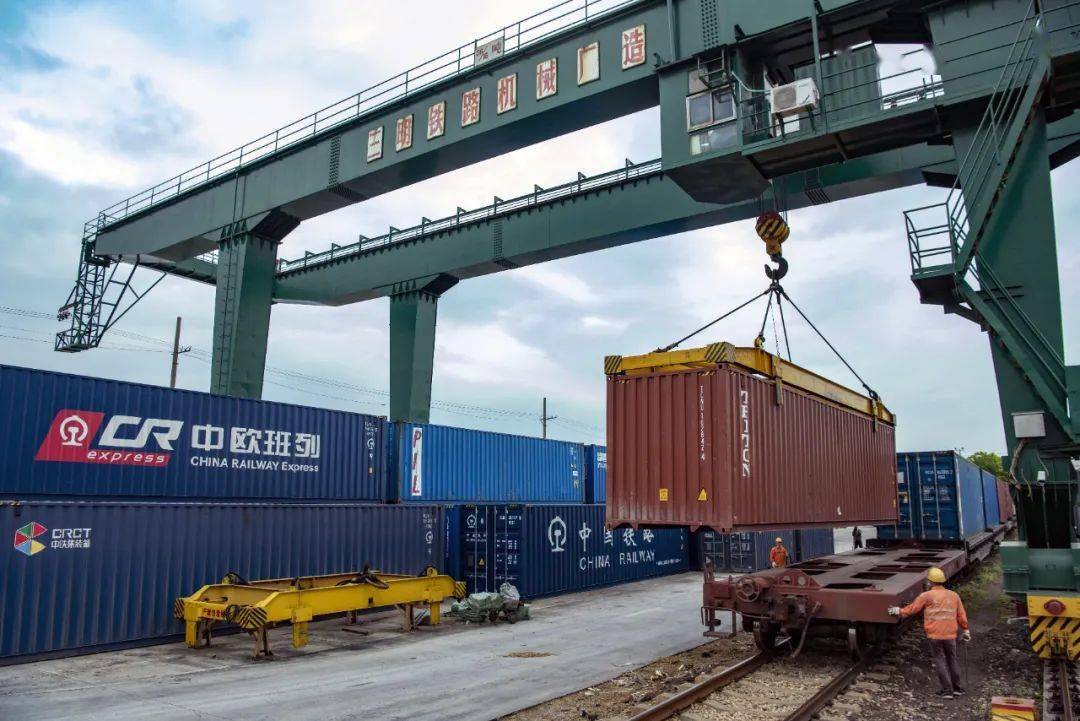 呜～～又一趟中欧班列发车啦_集装箱