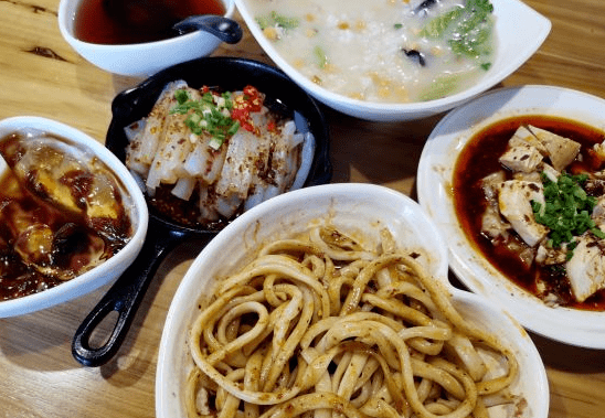 鄭州二七塔周圍美食盤點牛肉餡餅雞蛋漢堡辣妹小吃包羅萬象應有盡有