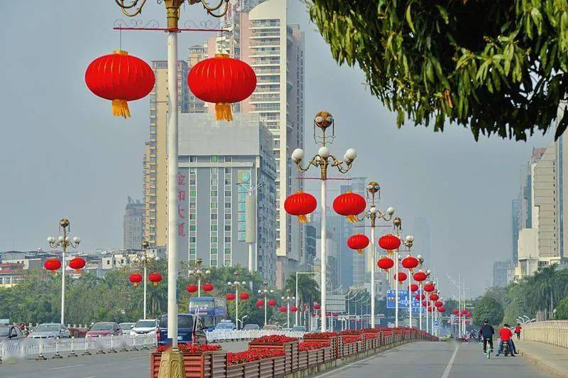 青环路,南宁大桥等路段,路灯杆上挂上了红艳艳的灯笼和中国结,从高处