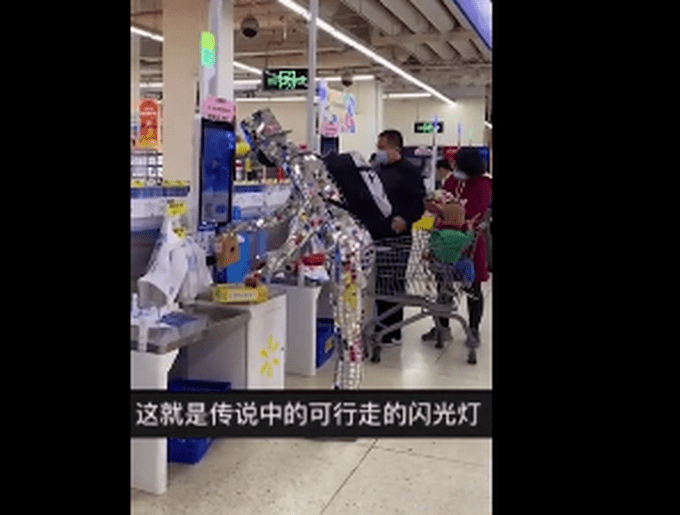 小伙扮机器人购物引围观（图）