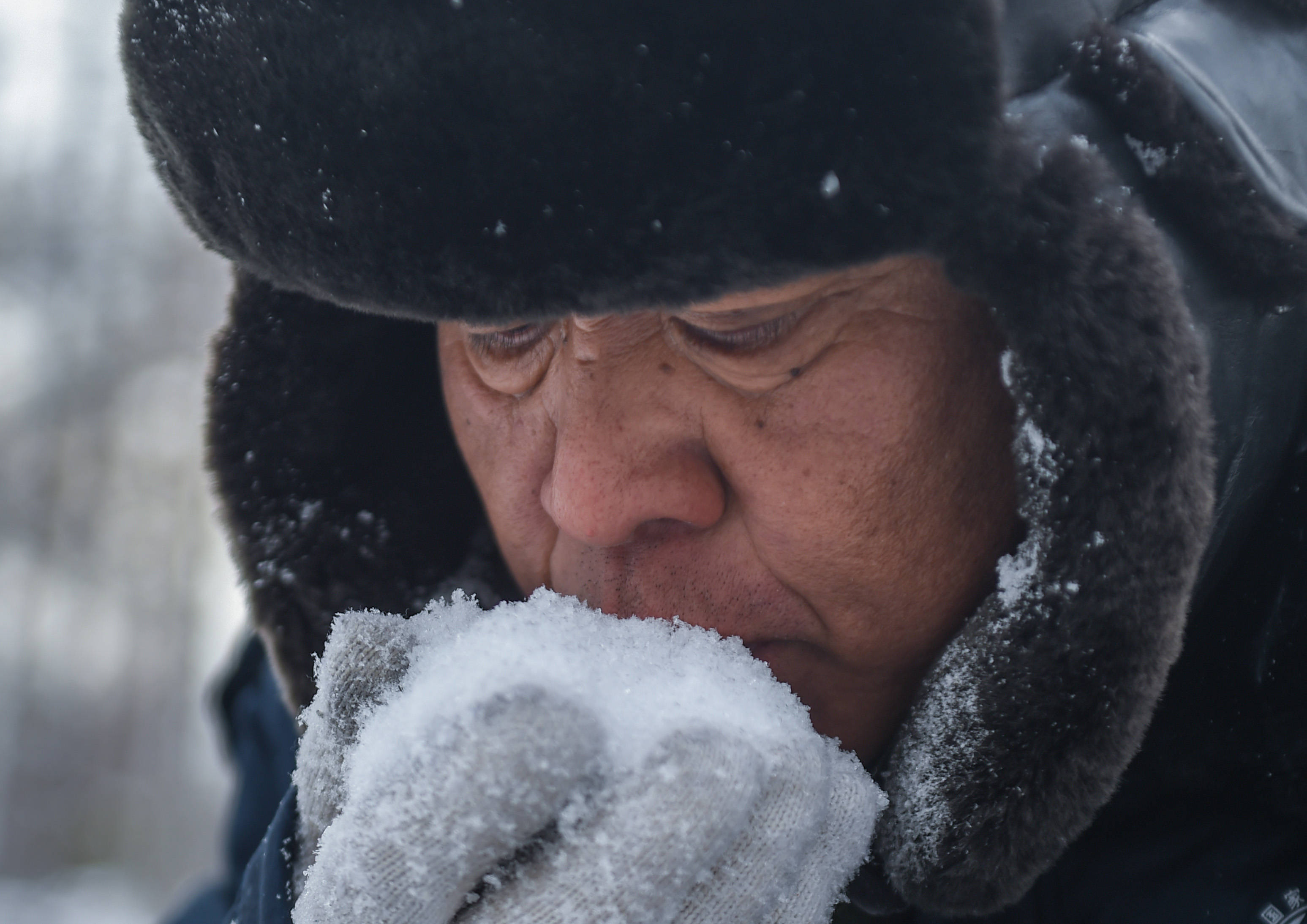 1月25日,巡线期间申庆发吃雪解渴.