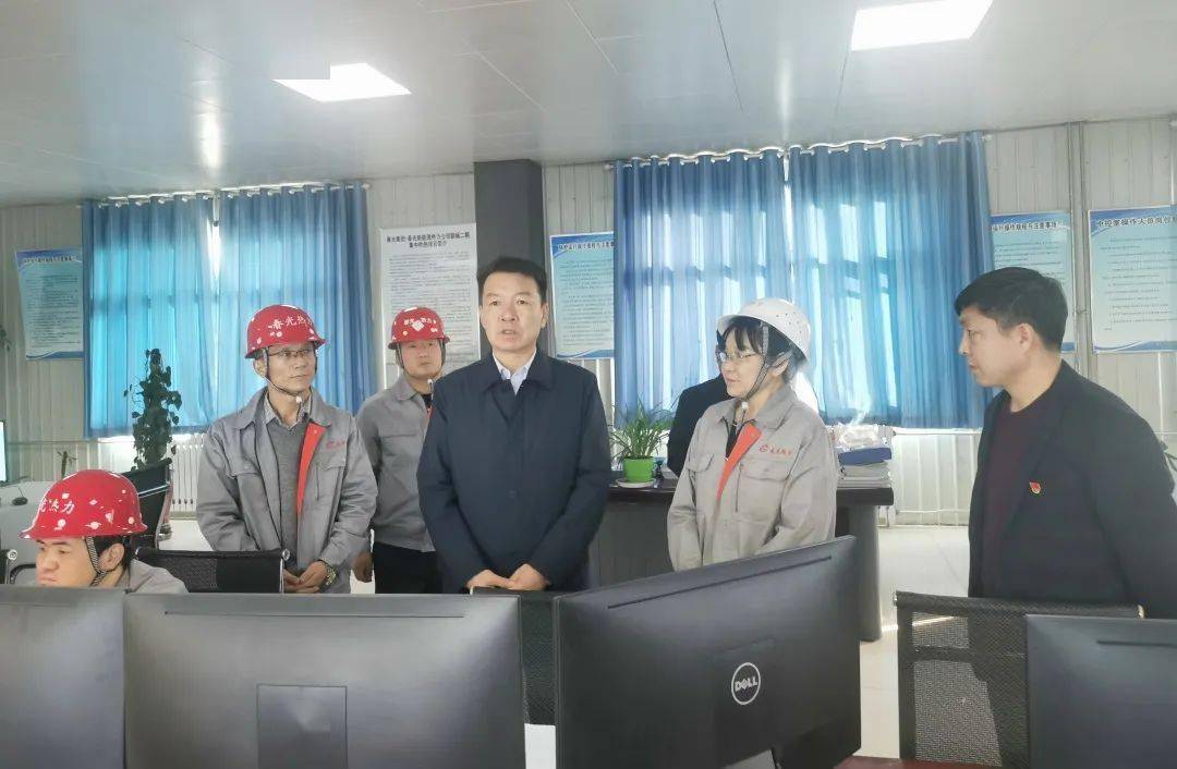 肃州区政府副区长乔天举一行莅临春光热力公司开展节前慰问