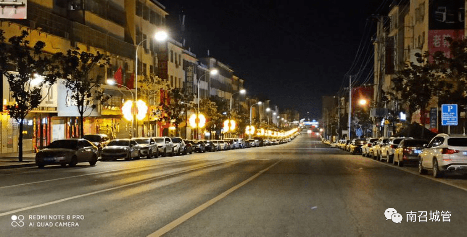 人民路夜幕初上,霓虹闪烁,南召县城区各主要道路灯火辉煌,在路灯,霓虹