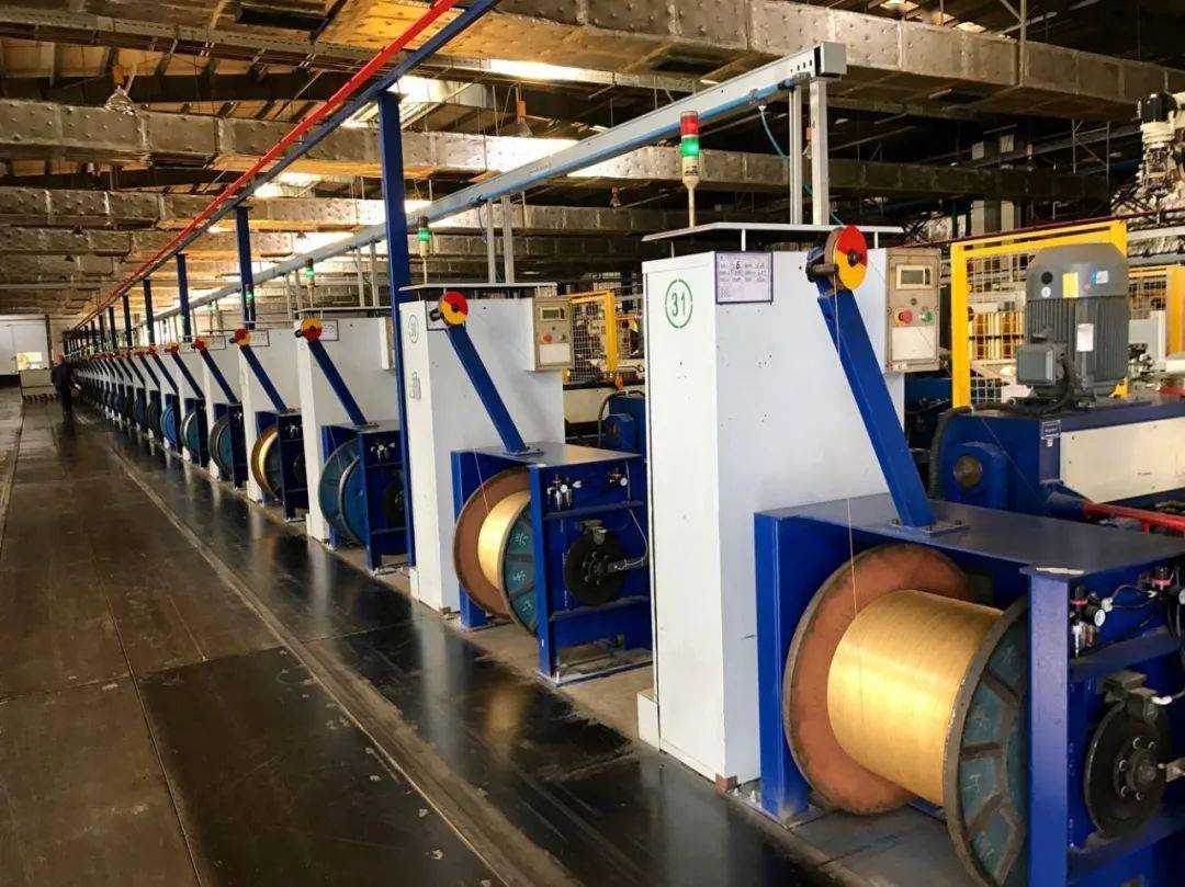 八分厂智能化生产线上的机器人挥动手臂,抓取一个个硕大的工字轮,九