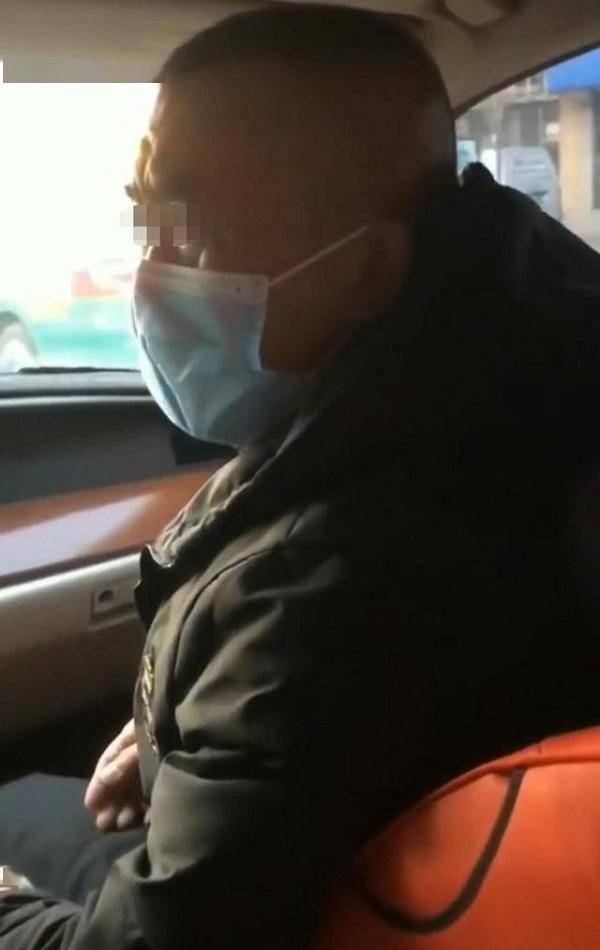 原创辟谣!吉林乘客坐黑车,遇上不负责的司机,乘客拍视频手机被打掉